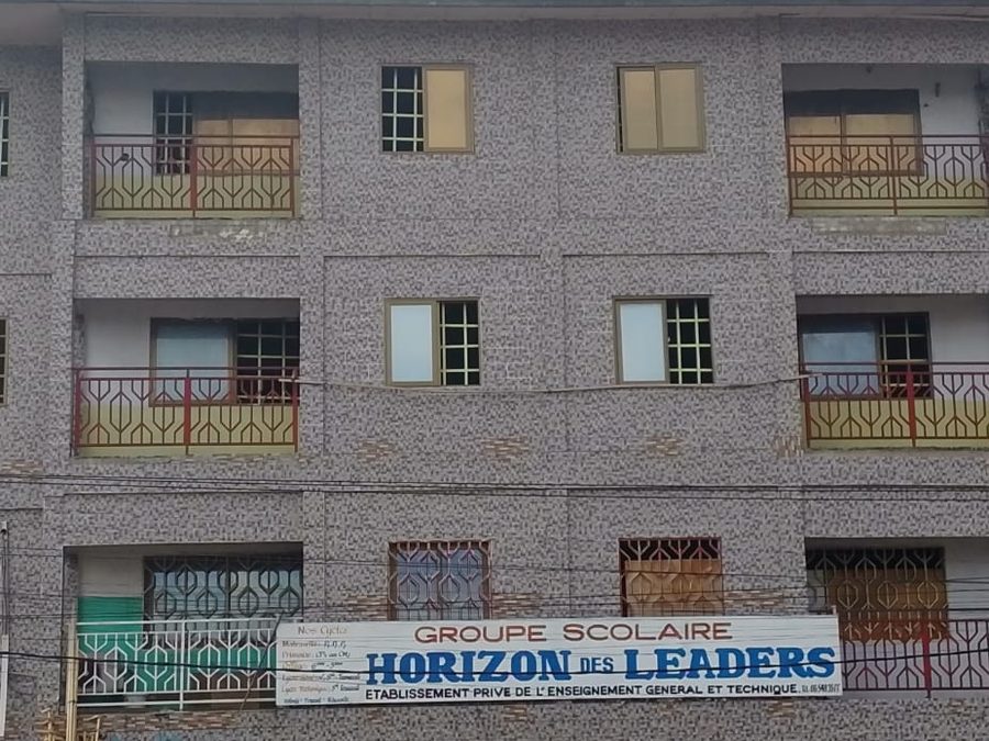 Façade du Site II, près du Lycée Thomas Sankara, avec le panneau de l'école